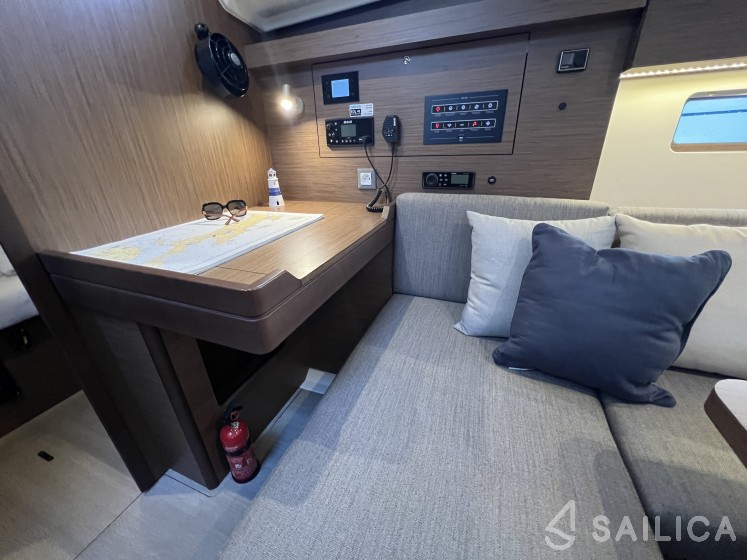 Oceanis 40.1 - Yacht Charter Sailica