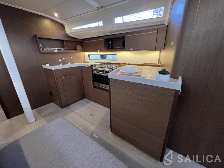 Oceanis 40.1 - Yacht Charter Sailica