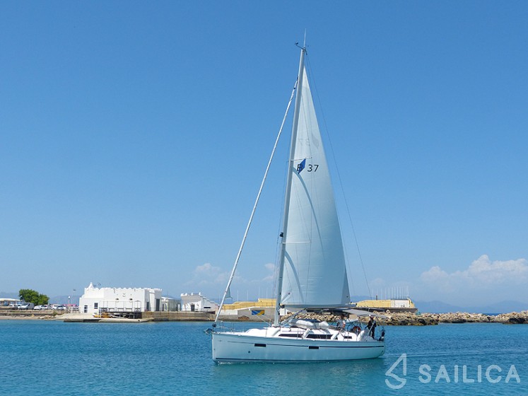 Bavaria 37 Cruiser - Yacht Charter Sailica
