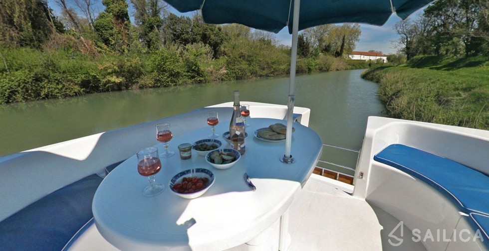 Le Boat Royal Mystique A - Yacht Charter Sailica