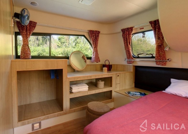 Le Boat Royal Mystique A - Yacht Charter Sailica