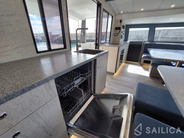 Luna 47 - Yacht Charter Sailica