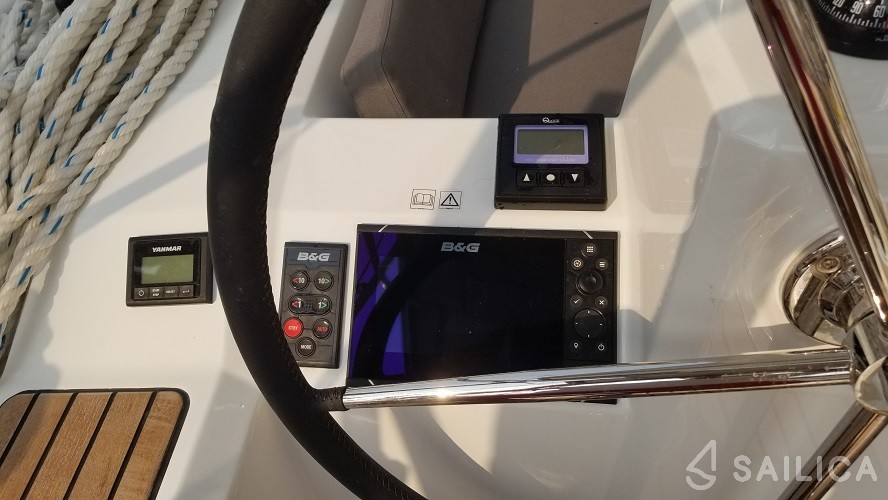 Oceanis 38.1 - Yacht Charter Sailica