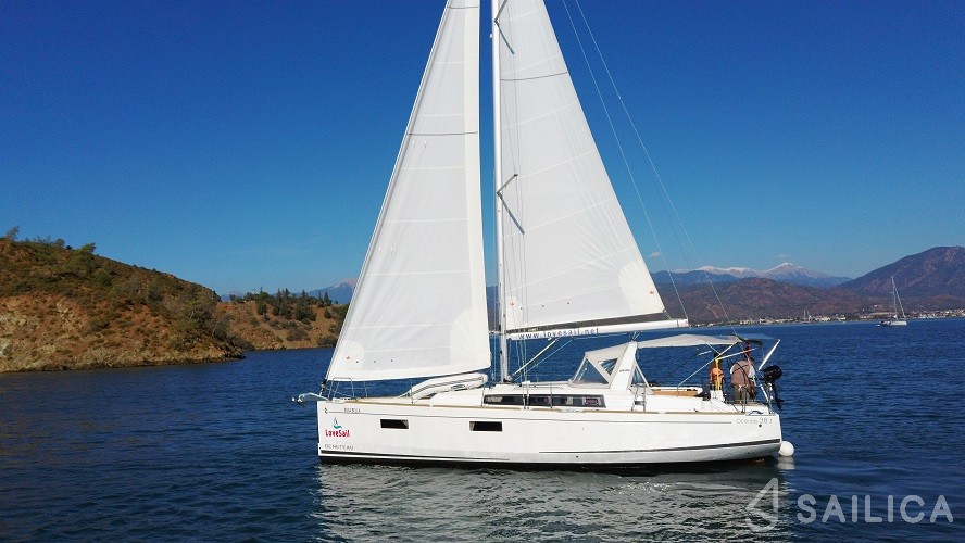 Oceanis 38.1 - Yacht Charter Sailica