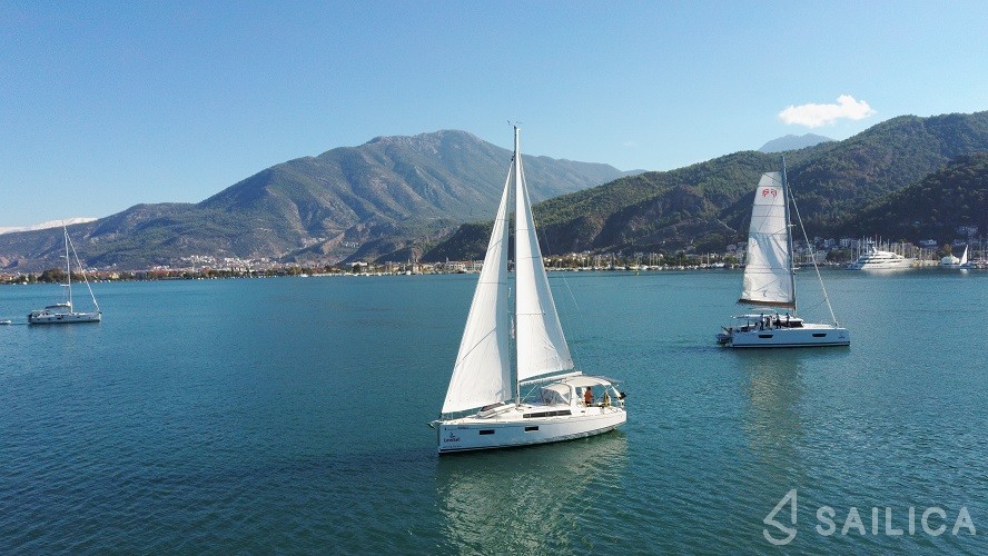 Oceanis 38.1 - Yacht Charter Sailica