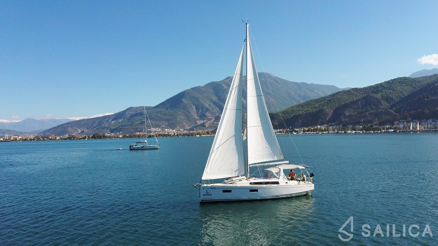 Oceanis 38.1 - Yacht Charter Sailica
