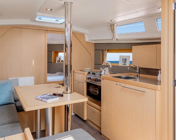 Oceanis 35 - Yacht Charter Sailica