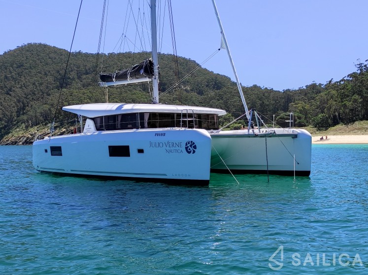 Lagoon 42 - Yacht Charter Sailica