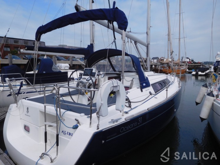 Oceanis 31 - Yacht Charter Sailica