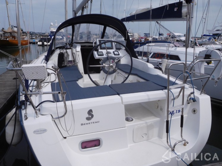 Oceanis 31 - Yacht Charter Sailica
