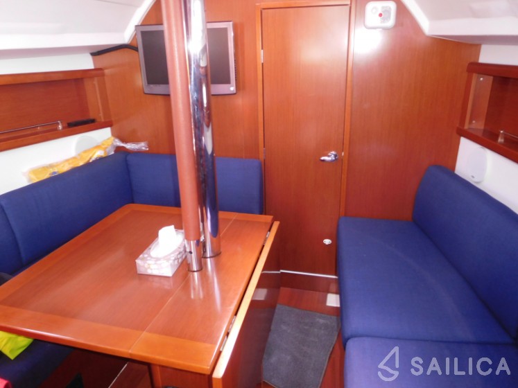 Oceanis 31 - Yacht Charter Sailica