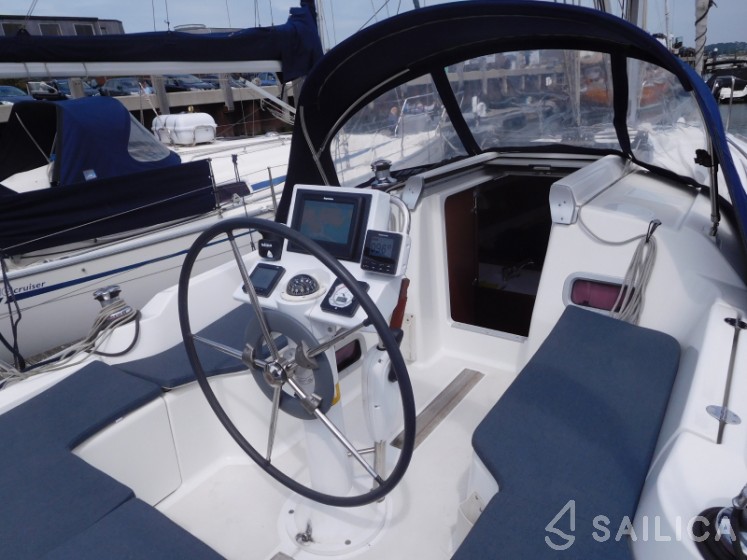Oceanis 31 - Yacht Charter Sailica