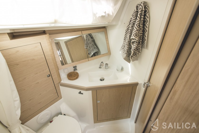 Oceanis 45 - Yacht Charter Sailica