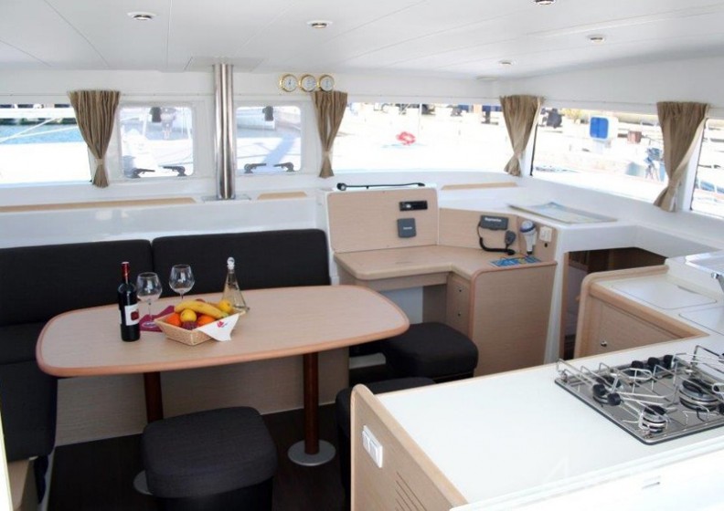 Lagoon 400 - Yacht Charter Sailica