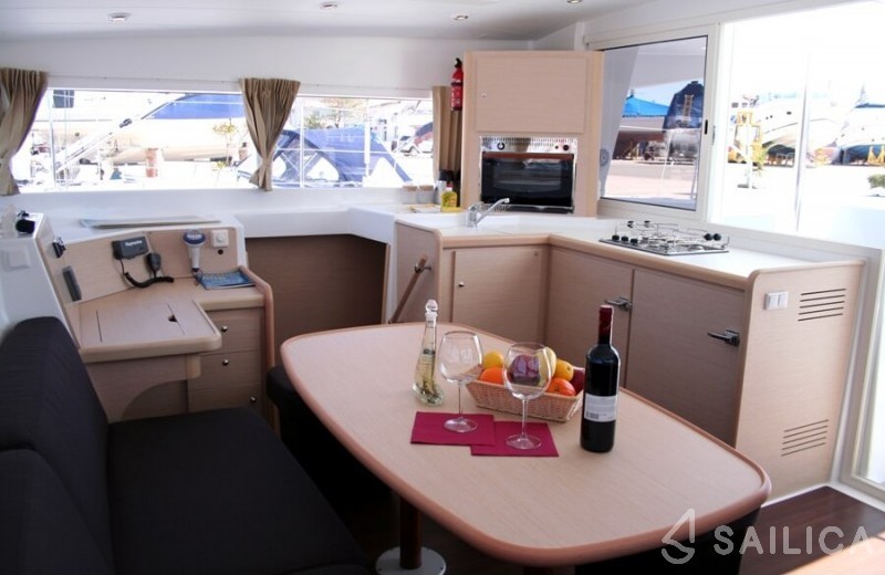 Lagoon 400 - Yacht Charter Sailica