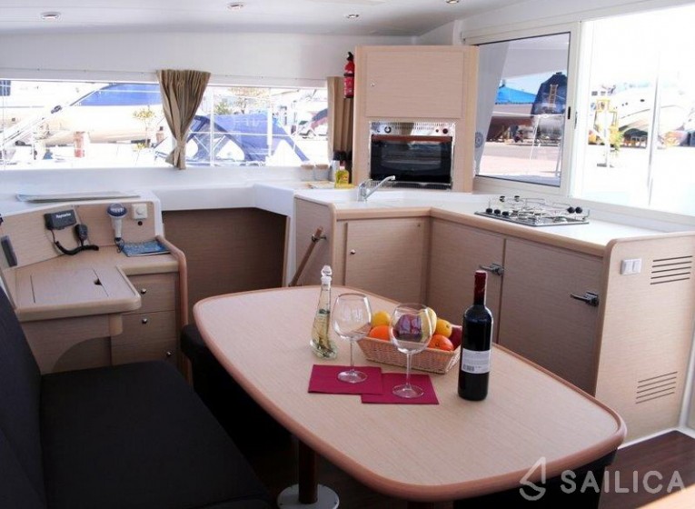 Lagoon 400 - Yacht Charter Sailica