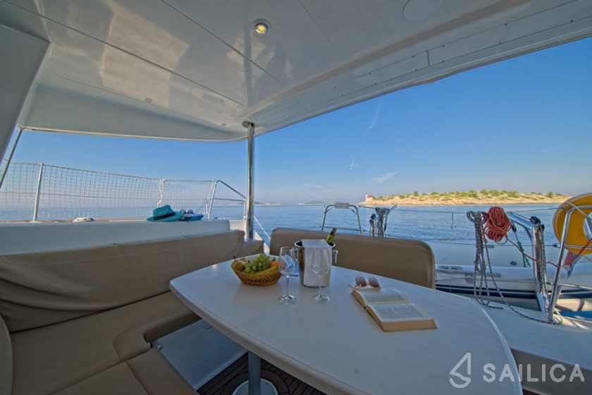 Lagoon 400 - Yacht Charter Sailica