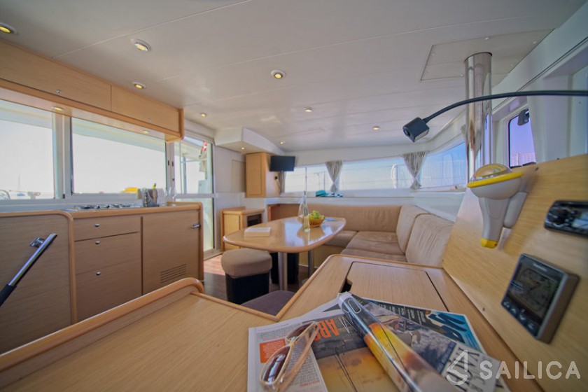 Lagoon 400 - Yacht Charter Sailica