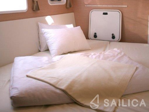 Lagoon 400 - Yacht Charter Sailica