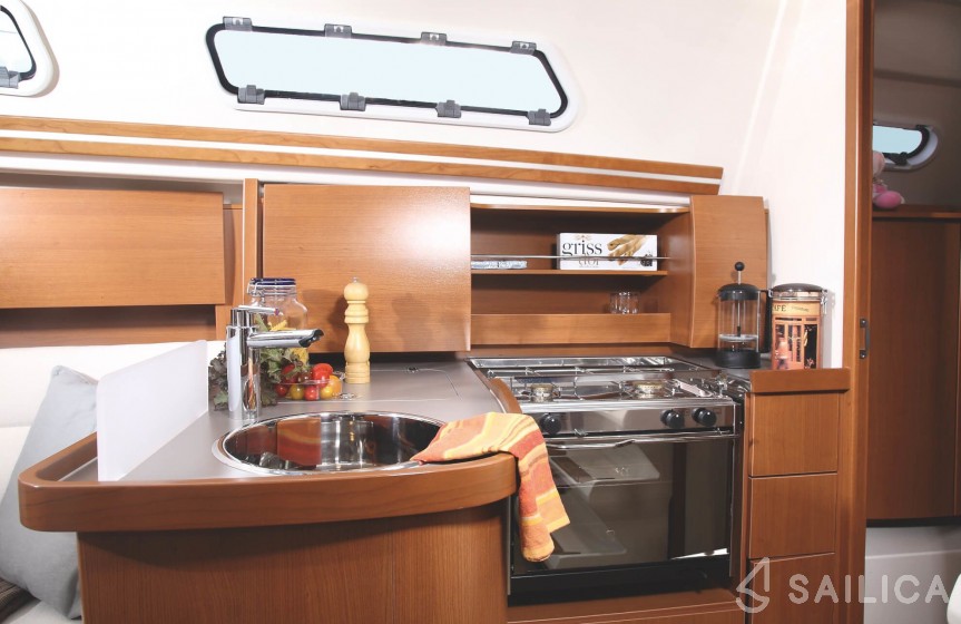 Hanse 325 - Yacht Charter Sailica