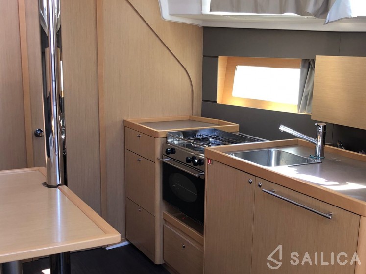 Oceanis 38 - Yacht Charter Sailica