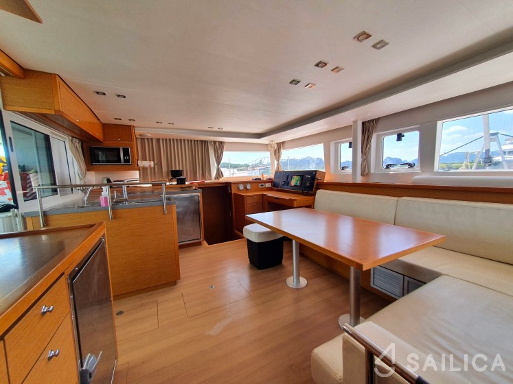 Lagoon 450  Flybridge - Yacht Charter Sailica