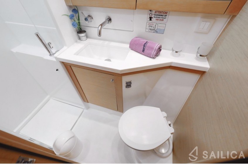 Lagoon 450  Flybridge - Yacht Charter Sailica