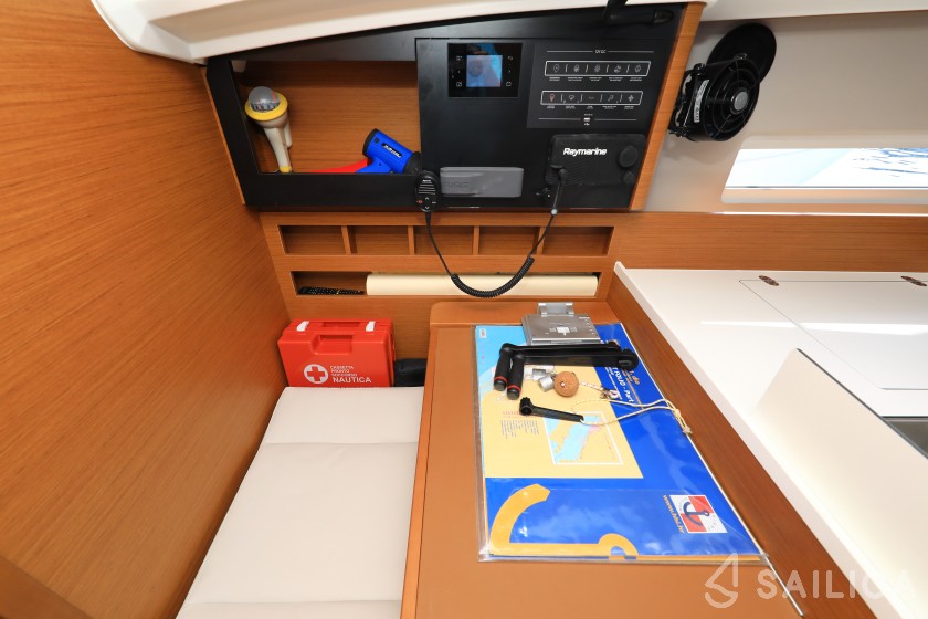 Sun Odyssey 410 - Yacht Charter Sailica