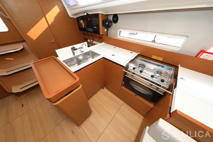 Sun Odyssey 410 - Yacht Charter Sailica