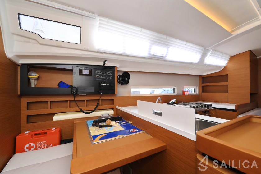 Sun Odyssey 410 - Yacht Charter Sailica