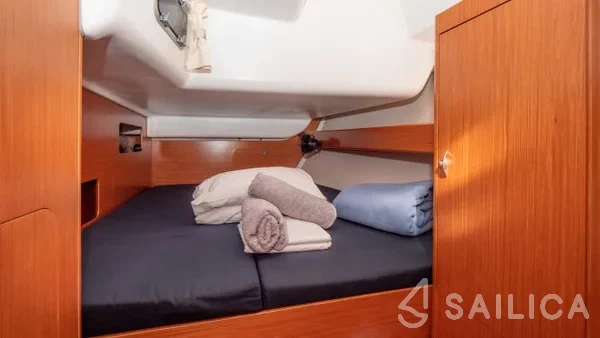 Oceanis 43 - Yacht Charter Sailica