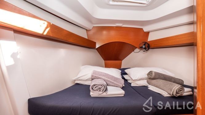 Oceanis 43 - Yacht Charter Sailica