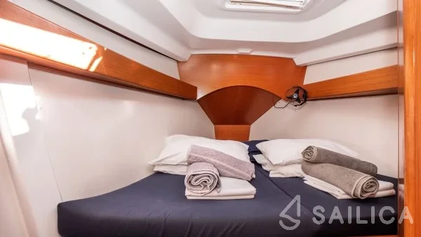 Oceanis 43 - Yacht Charter Sailica
