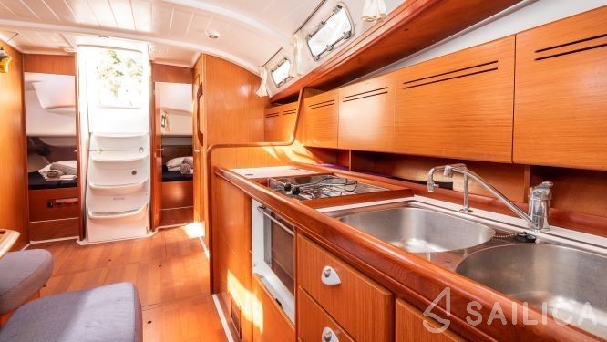 Oceanis 43 - Yacht Charter Sailica