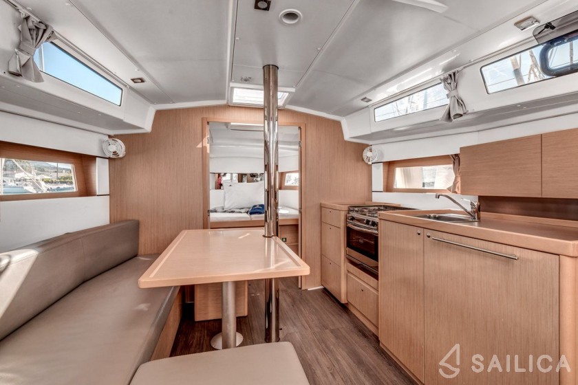 Oceanis 38.1 - Yacht Charter Sailica