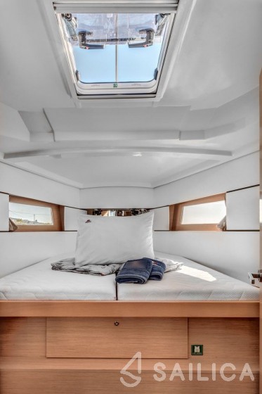 Oceanis 38.1 - Yacht Charter Sailica