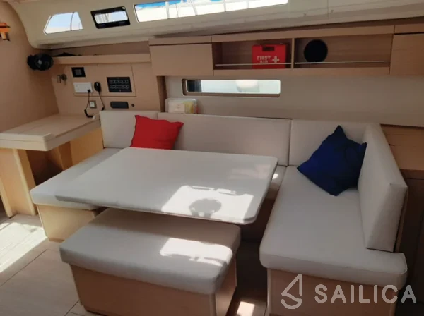 Oceanis 40.1 - Yacht Charter Sailica