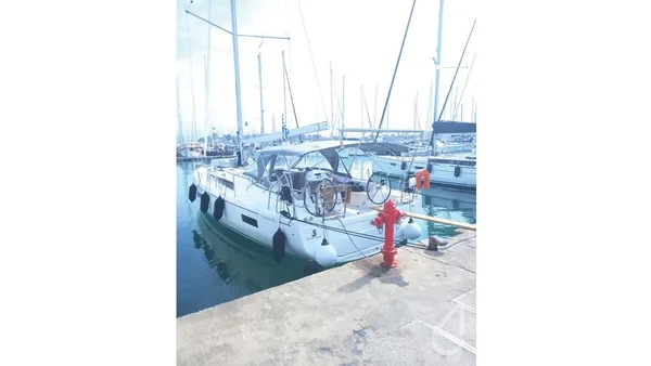 Oceanis 40.1 - Yacht Charter Sailica