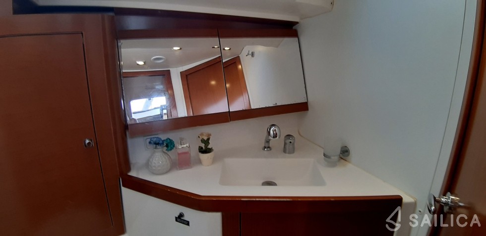 Oceanis 45 - Yacht Charter Sailica