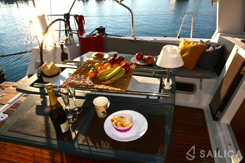 Oceanis 45 - Yacht Charter Sailica