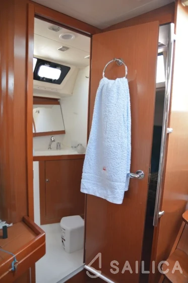 Oceanis 45 - Yacht Charter Sailica