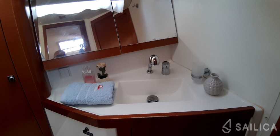 Oceanis 45 - Yacht Charter Sailica