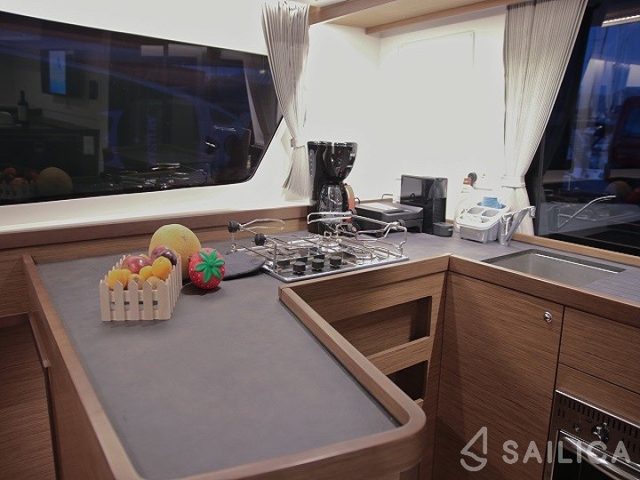 Lagoon 42 - Yacht Charter Sailica