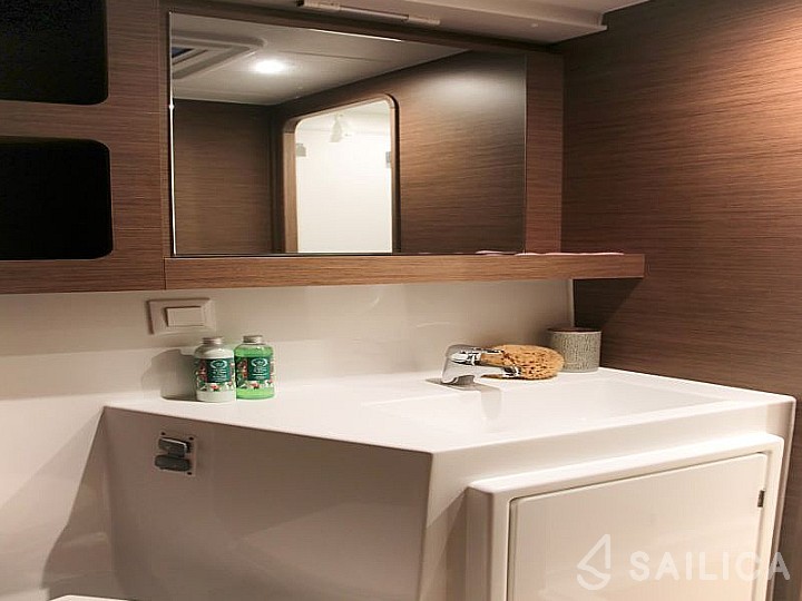 Lagoon 42 - Yacht Charter Sailica