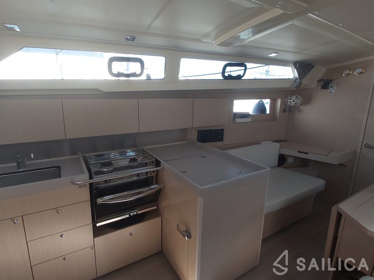 Oceanis 41.1 - Yacht Charter Sailica