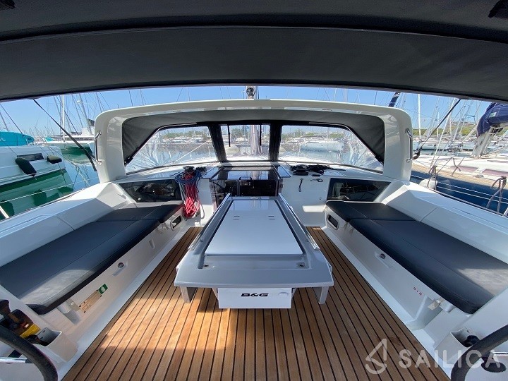 Oceanis 41.1 - Yacht Charter Sailica