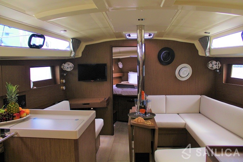 Oceanis 41.1 - Yacht Charter Sailica