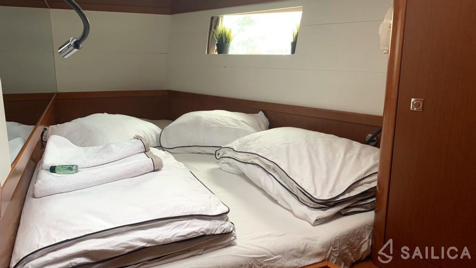 Oceanis 48 - Yacht Charter Sailica