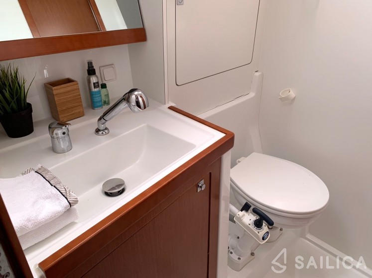 Oceanis 48 - Yacht Charter Sailica