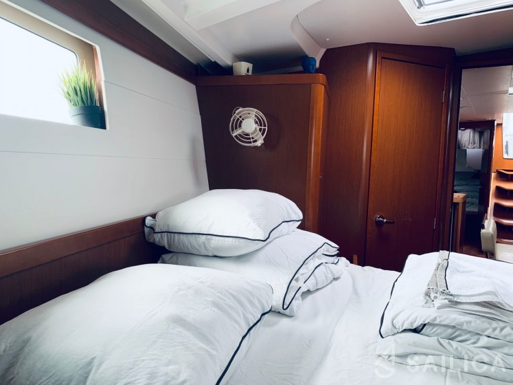 Oceanis 48 - Yacht Charter Sailica